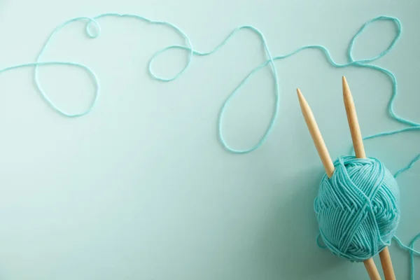 Top view of colored yarn balls and knitting needles. Aquamarine — Stock Photo, Image