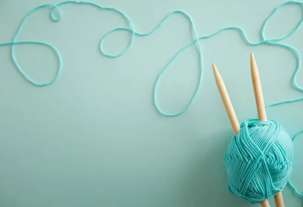 Top view of colored yarn balls and knitting needles. Aquamarine — Stock Photo, Image