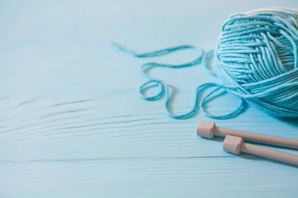 Yarn of green, turquoise, aquamarine and blue colors. White wood — Stock Photo, Image