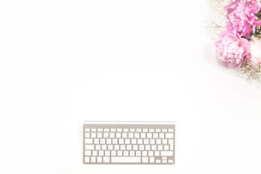 Ofis malzemeleri altın ve beyazdır. Kadın masaüstünü kavra.