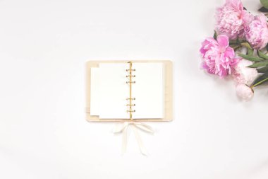 Ofis malzemeleri altın ve beyazdır. Kadın masaüstünü kavra.