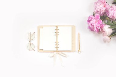 Ofis malzemeleri altın ve beyazdır. Kadın masaüstünü kavra.