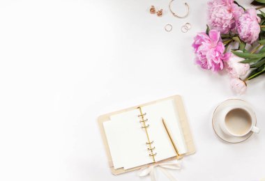 Ofis malzemeleri altın ve beyazdır. Kadın masaüstünü kavra.