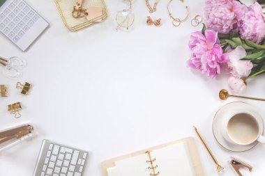 Kadın işi ya da blog yazma kavramı. Altın ve beyaz kırtasiye malzemeleri. İş ve yaratıcılık için kadınsı alan.