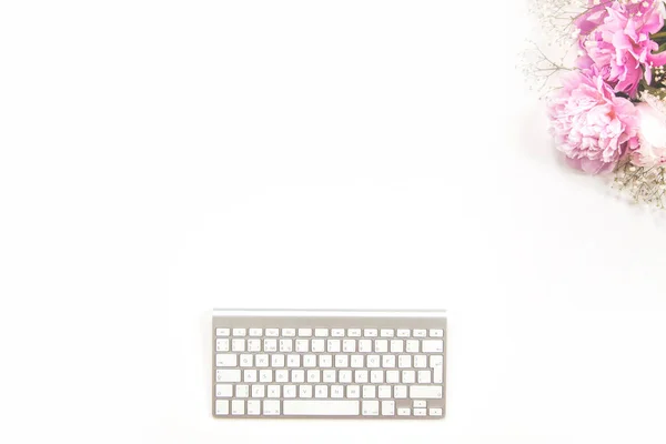 Bürobedarf Besteht Aus Gold Und Weiß Konzept Weiblicher Desktop — Stockfoto