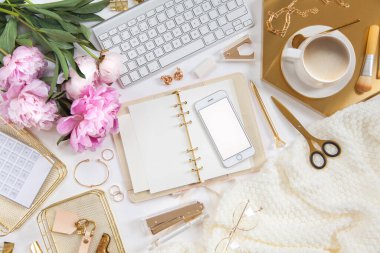 Kadın işi ya da blog yazma kavramı. Altın ve beyaz kırtasiye malzemeleri. İş ve yaratıcılık için kadınsı alan.
