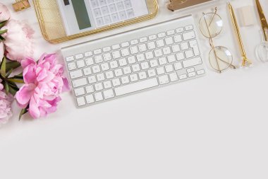 Kadın işi ya da blog yazma kavramı. Altın ve beyaz kırtasiye malzemeleri. İş ve yaratıcılık için kadınsı alan.