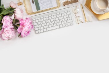 Kadın işi ya da blog yazma kavramı. Altın ve beyaz kırtasiye malzemeleri. İş ve yaratıcılık için kadınsı alan.