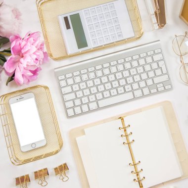 Kadın işi ya da blog yazma kavramı. Altın ve beyaz kırtasiye malzemeleri. İş ve yaratıcılık için kadınsı alan.