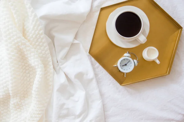 Morgens Frühstück Bett Weiße Bettwäsche Goldenes Tablett Nordischen Stil Weiße — Stockfoto