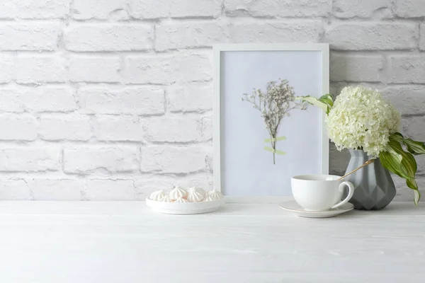 벽돌로 스칸디나비아식 꽃병이다 하이에나 꽃다발 — 스톡 사진