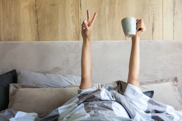 Mujer Joven Despertando Por Mañana Cama Escondida Debajo Manta Estirando —  Fotos de Stock