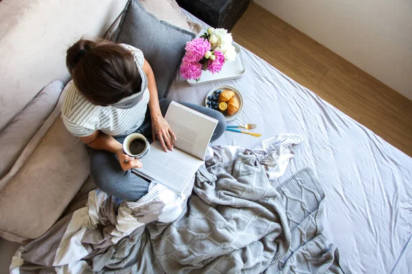 Desayuno Con Cruasanes Café Servido Cama Gris Hermosa Joven Está —  Fotos de Stock