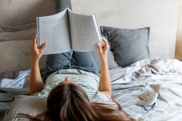 Kvinna Läsa Bok Eller Tidning Och Dricka Kaffe Frukost Sängen — Stockfoto