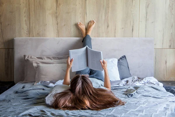 Kvinna Läsa Bok Eller Tidning Och Dricka Kaffe Frukost Sängen — Stockfoto