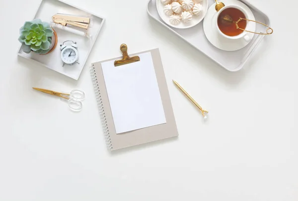 Papelería Blanca Dorada Lugar Trabajo Femenino Joyería Pulseras Anillos Flores — Foto de Stock