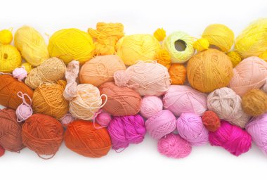 Örgü örmek için bir sürü renkli yün ve pamuk yumağı. Beyaz arka plan. Esne ve eğil. Gökkuşağı düzeni.