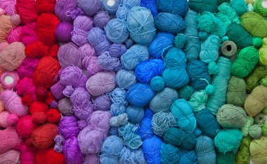 Örgü örmek için bir sürü renkli yün ve pamuk yumağı. Beyaz arka plan. Esne ve eğil. Gökkuşağı düzeni.