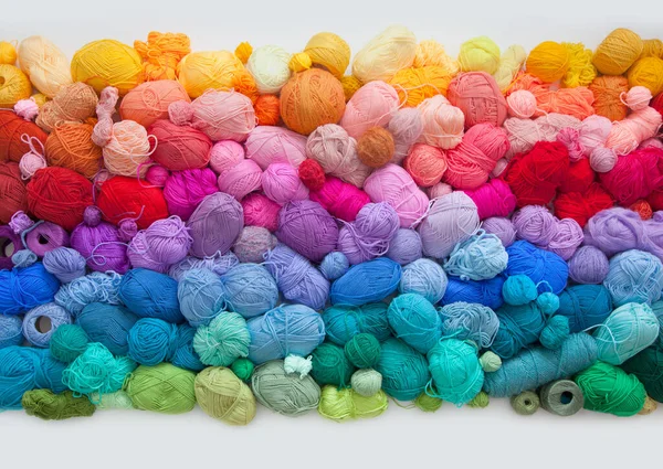 许多用于针织的色彩艳丽的羊毛和棉纱球 白色背景 伸展和坡度 彩虹布局 — 图库照片