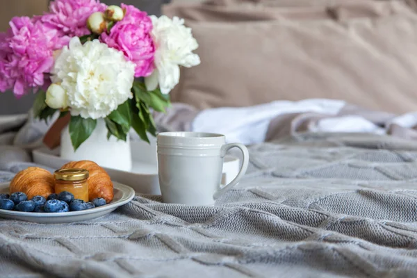 Gemütliches Frühstück Bett Tasse Kaffee Blaubeeren Marmelade Und Crois — Stockfoto