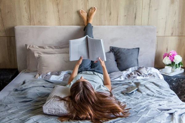 Mujer Leyendo Libro Periódico Tomando Café Desayuno Cama Durante Mañana —  Fotos de Stock