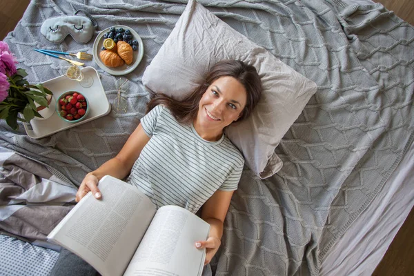 Kvinna Läsa Bok Eller Tidning Och Dricka Kaffe Frukost Sängen — Stockfoto