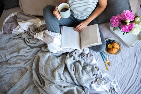 Frukost Med Croissanter Och Kaffe Serveras Den Grå Sängen Vacker — Stockfoto