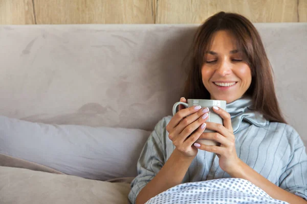 Entspannung Und Erholung Junge Glückliche Frau Auf Dem Bett Mit — Stockfoto