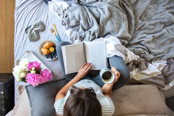 Desayuno Con Cruasanes Café Servido Cama Gris Hermosa Joven Está —  Fotos de Stock