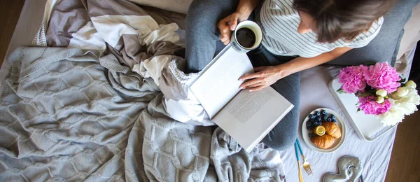 Desayuno Con Cruasanes Café Servido Cama Gris Hermosa Joven Está —  Fotos de Stock