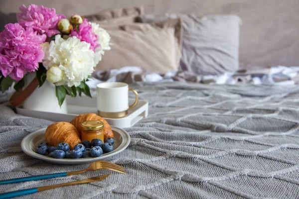 Gemütliches Frühstück Bett Tasse Kaffee Blaubeeren Marmelade Und Crois — Stockfoto