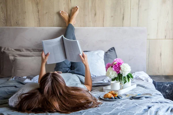 Kvinna Läsa Bok Eller Tidning Och Dricka Kaffe Frukost Sängen — Stockfoto