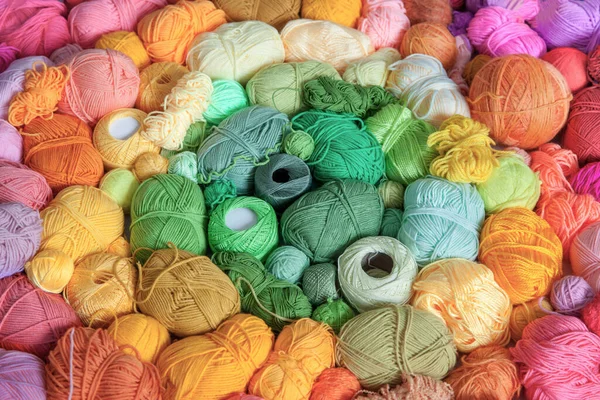 뜨개질을 색깔의 양모와 면사를 증류주 와변화 무지개 — 스톡 사진