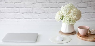 Kadın işyeri. Beyaz çalışma masası. Şık altın kırtasiyesi masanın çekmecesinde çok düzgün bir şekilde düzenlenmiştir. Japon saklama yöntemi.