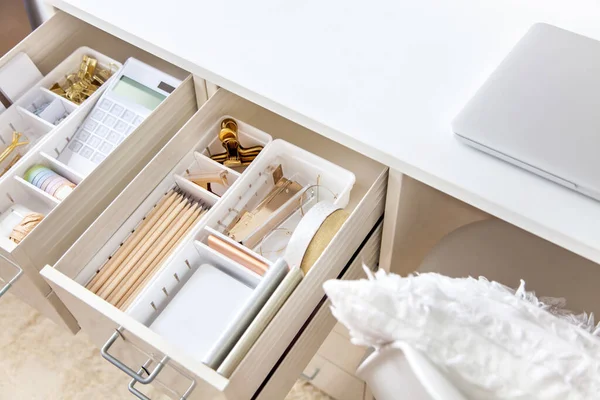 Trabajo Femenino Mesa Trabajo Blanca Elegante Papelería Oro Está Ordenada — Foto de Stock