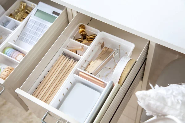 Trabajo Femenino Mesa Trabajo Blanca Elegante Papelería Oro Está Ordenada —  Fotos de Stock