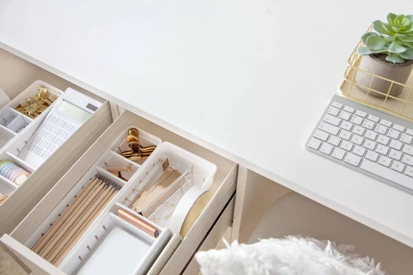 Trabajo Femenino Mesa Trabajo Blanca Elegante Papelería Oro Está Ordenada — Foto de Stock