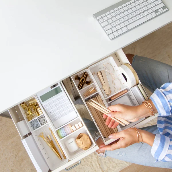 Weiblicher Arbeitsplatz Weißer Arbeitstisch Das Stylische Goldpapier Ist Sehr Ordentlich — Stockfoto