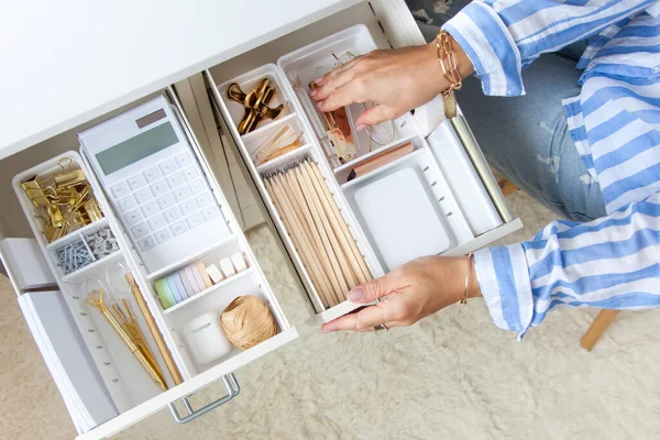 Vrouwelijke Werkplek Witte Werktafel Het Stijlvolle Goud Briefpapier Zeer Netjes — Stockfoto