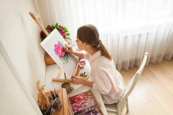 Top View Young Caucasian Pretty Girl Artist Paints Sketch Pink — Stock Photo, Image