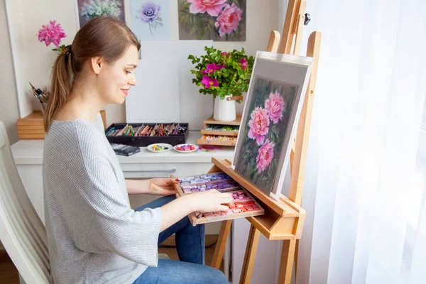 Unga Leende Kaukasiska Vackra Flicka Konstnär Målar Bild Med Rosa — Stockfoto