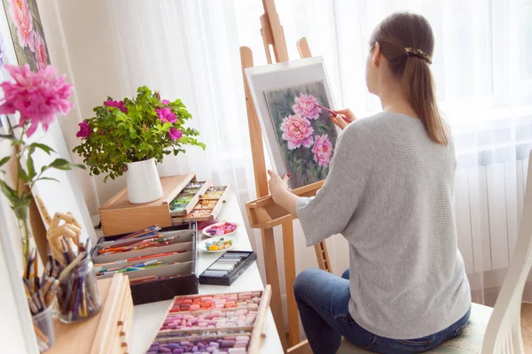 Bakifrån Ung Kvinna Konstnär Målar Skiss Rosa Pioner Från Låda — Stockfoto