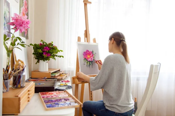 Bakifrån Ung Kvinna Konstnär Målar Skiss Rosa Pioner Från Låda — Stockfoto