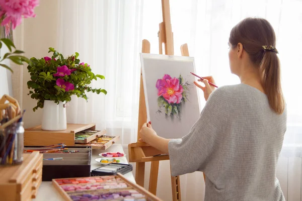 Rear View Young Woman Artist Paints Sketch Pink Peonies Box — Stock Photo, Image