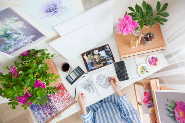 미술가는 창조성을 꽃다발과 재료들을 작업장에 고관절의 꽃들을 스케치 취미와 — 스톡 사진