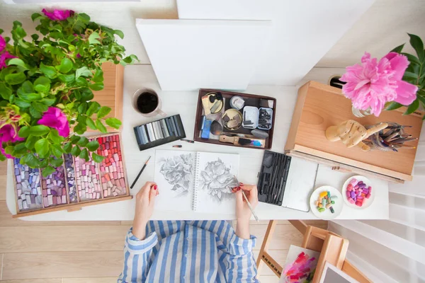 Top Vista Menina Artista Desenha Esboço Rosa Flores Quadril Sentado — Fotografia de Stock