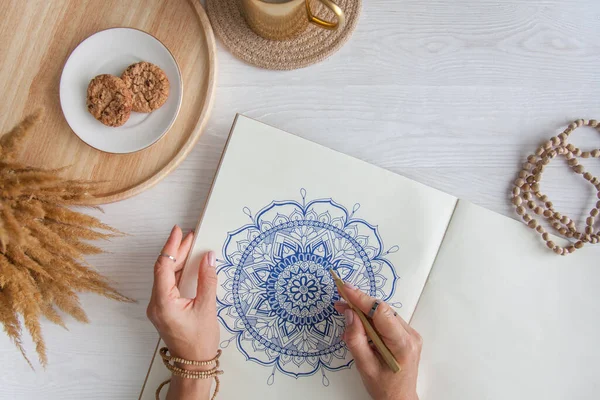 Uma Mulher Desenha Uma Mandala Num Lençol Branco Relaxe Conceito — Fotografia de Stock