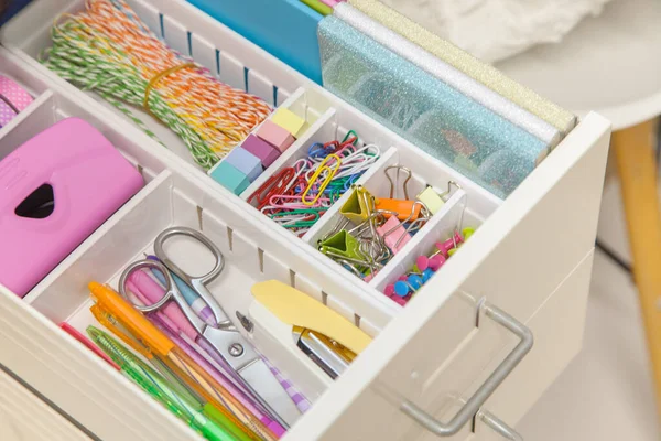 Pastel renklerde renkli kırtasiye malzemesi. Kadın işyeri. İş yerinde bir çekmece düzenlemek. Ofis malzemeleri deposu ve siparişi. Okula dönüş kavramı.