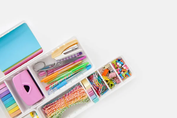 色彩艳丽 色彩艳丽的文具 女性工作场所 在工作场所组织一个抽屉 办公室用品的储存和订购 回到学校的概念 — 图库照片