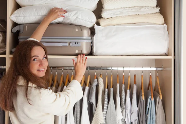 Die Garderobe Der Jungen Frau Lagerung Und Ordnung Schrank Obersten — Stockfoto